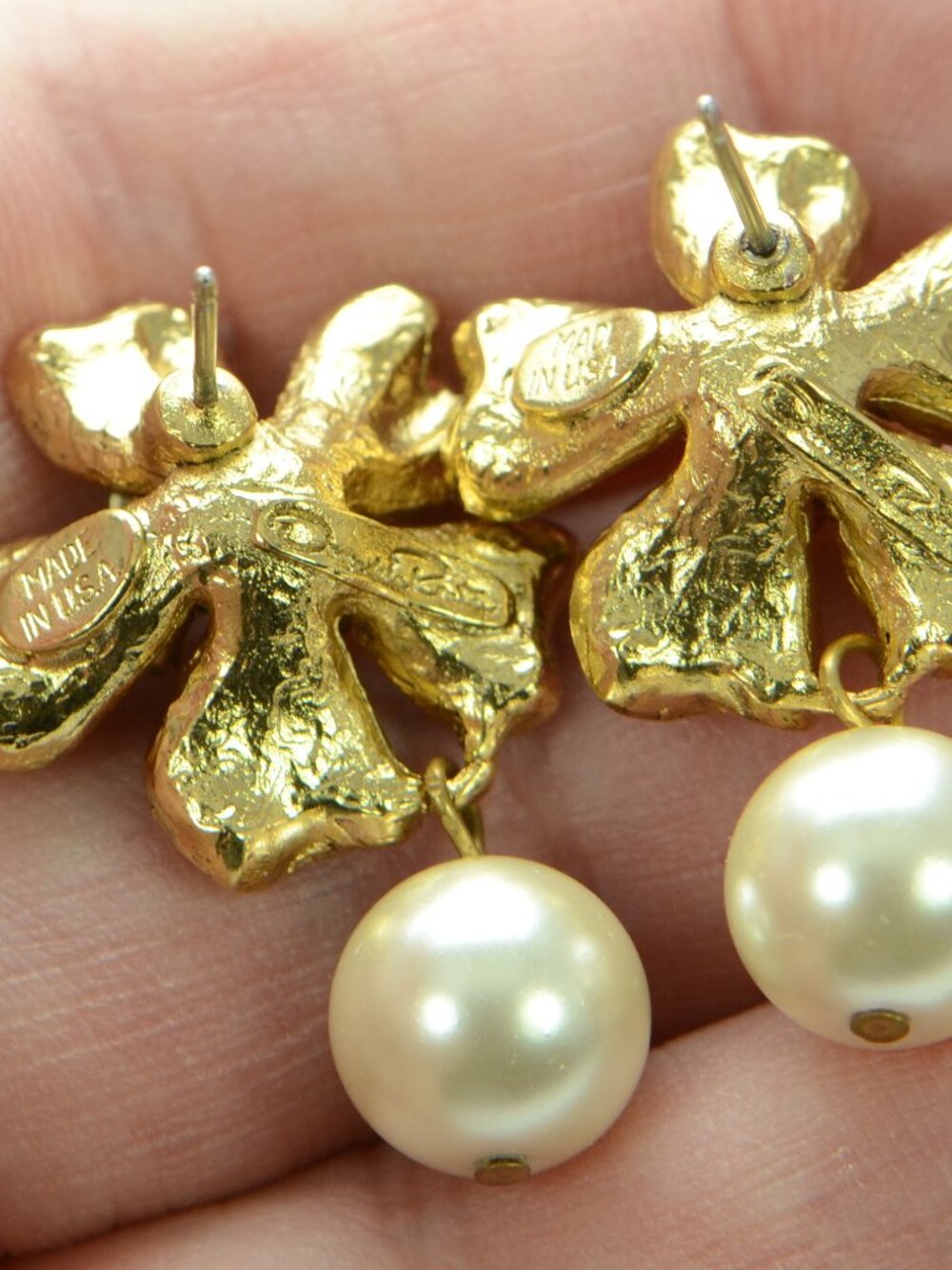 Oscar de la Renta Dotted Pearl Flower Earrings - Picture 3 of 4